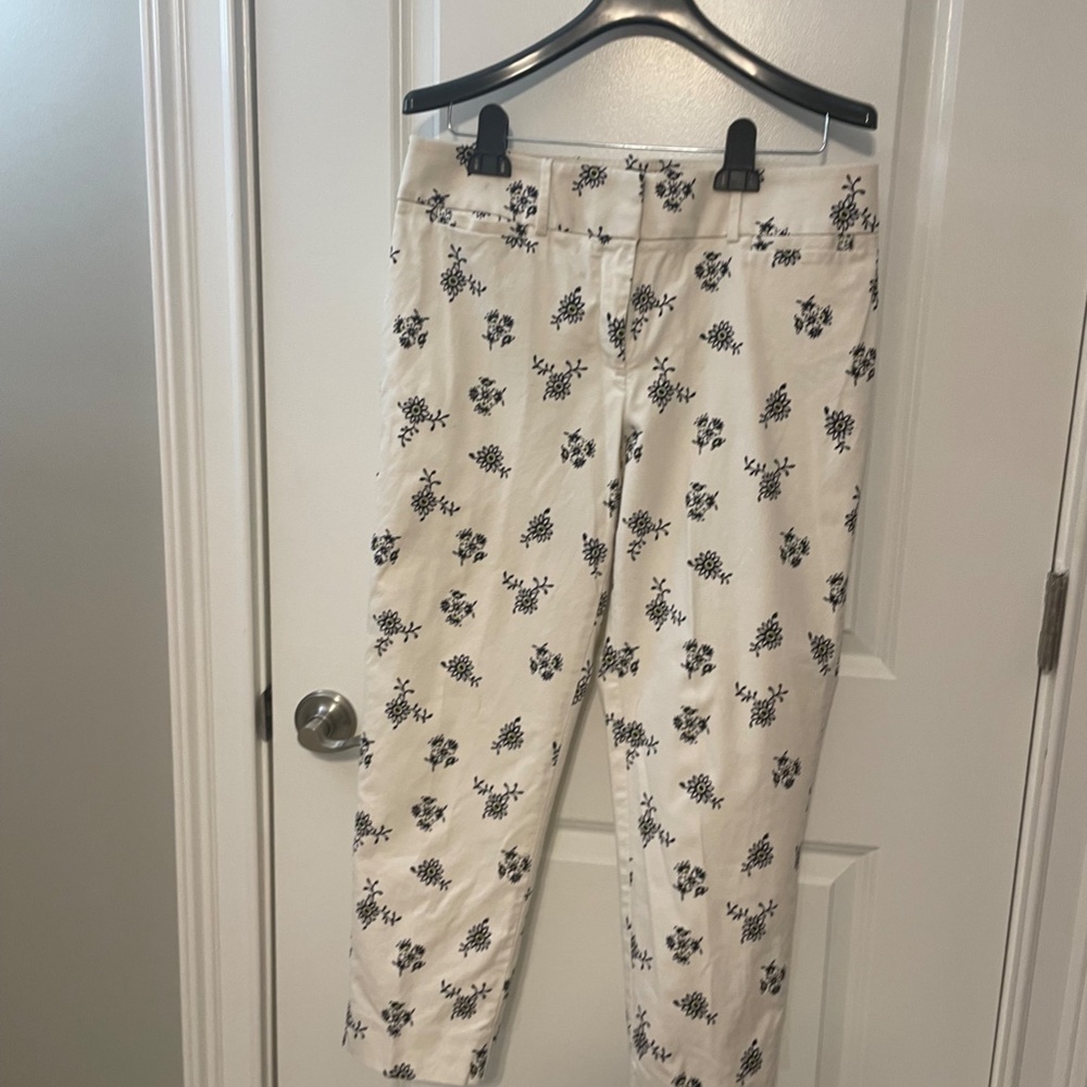 EUC Ann Taylor Loft. Julie ankle Cream pants with black/yellow flowers. Size 6
